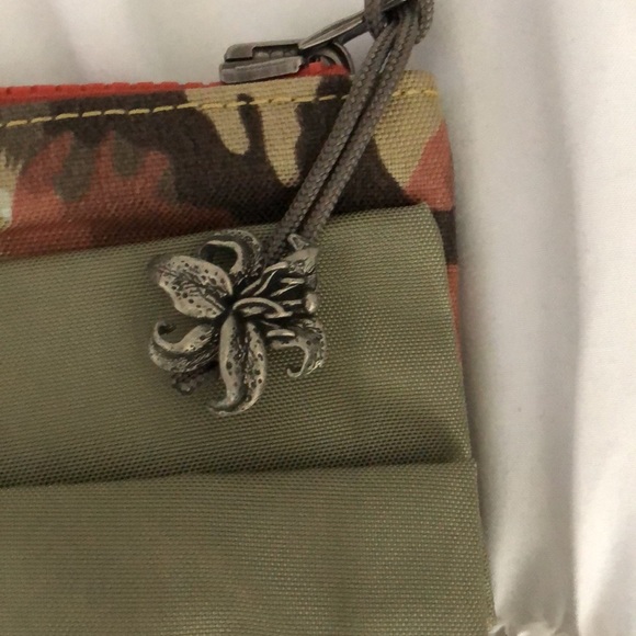 PLEATED BOW CAMO MULTI- PURPOSE LARGE TOTE - Picture 3 of 6